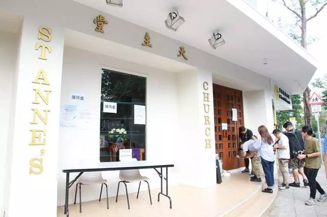 藍潔瑛追思會張衛健表情凝重,劉德華崩潰到傷心痛哭,古天樂著手她的身後事,張曼玉送上花籃致意
