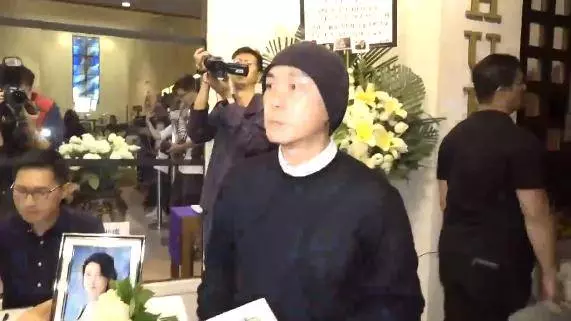 藍潔瑛追思會張衛健表情凝重,劉德華崩潰到傷心痛哭,古天樂著手她的身後事,張曼玉送上花籃致意