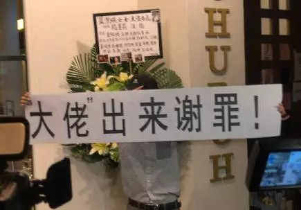 藍潔瑛追思會張衛健表情凝重,劉德華崩潰到傷心痛哭,古天樂著手她的身後事,張曼玉送上花籃致意