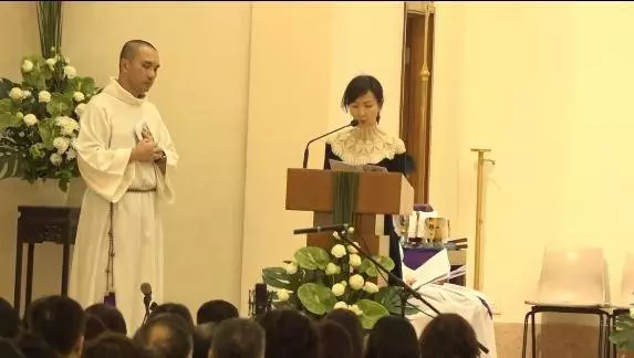 藍潔瑛追思會張衛健表情凝重,劉德華崩潰到傷心痛哭,古天樂著手她的身後事,張曼玉送上花籃致意