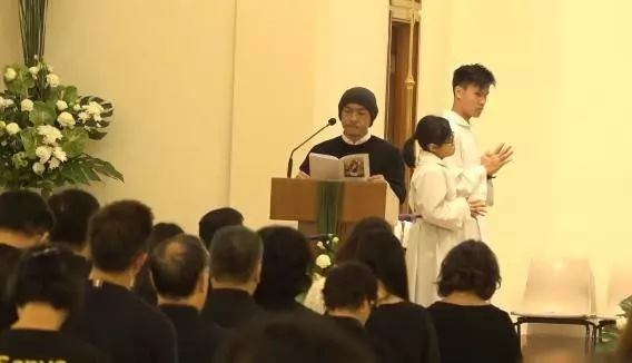 藍潔瑛追思會張衛健表情凝重,劉德華崩潰到傷心痛哭,古天樂著手她的身後事,張曼玉送上花籃致意
