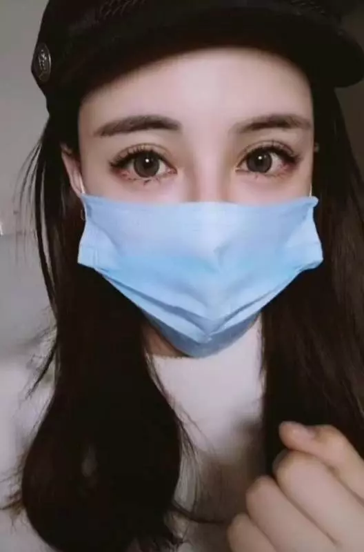 39歲大姐整容成芭比娃娃,摘掉口罩後,網友:說18歲都相信!