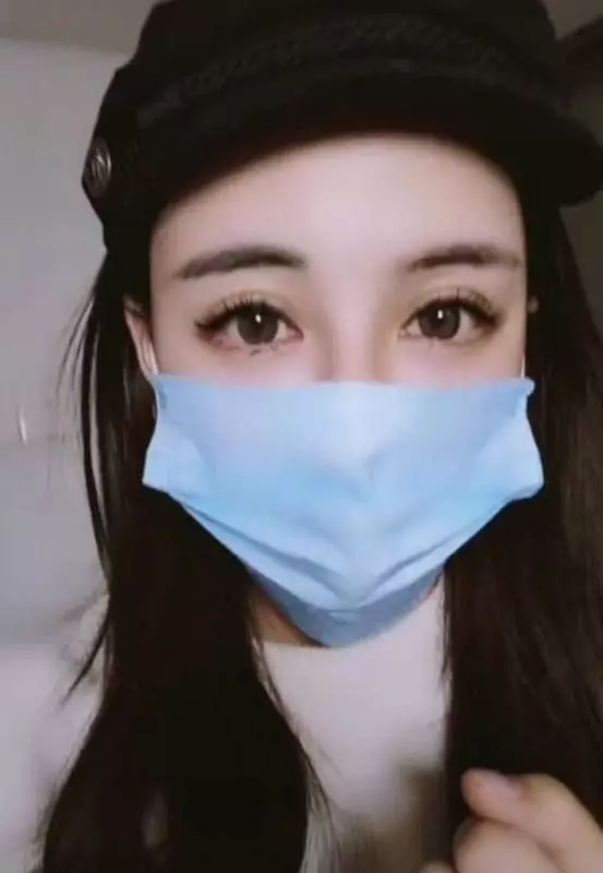 39歲大姐整容成芭比娃娃,摘掉口罩後,網友:說18歲都相信!