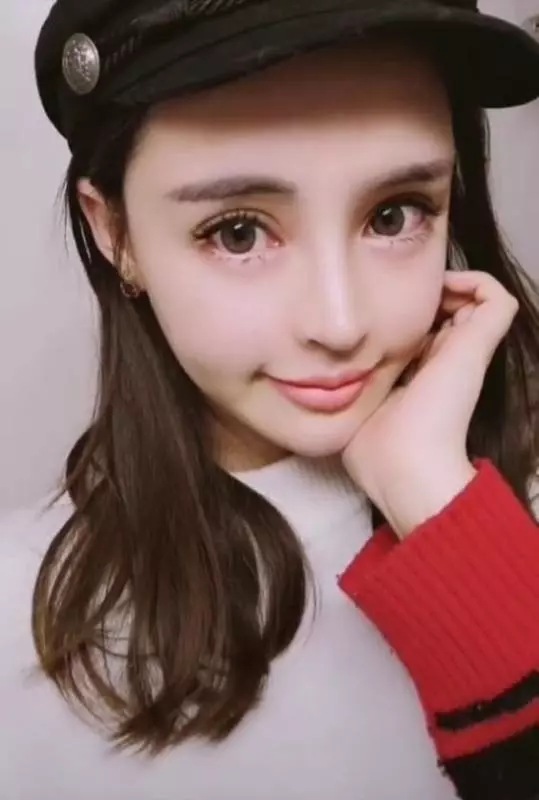 39歲大姐整容成芭比娃娃,摘掉口罩後,網友:說18歲都相信!