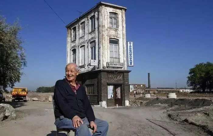 給3000萬也不搬!20位世界「超頑強釘子戶」最扯直接住機場 建商不爽「放出大絕招」逼他們投降 -