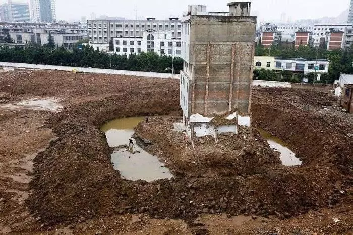 給3000萬也不搬!20位世界「超頑強釘子戶」最扯直接住機場 建商不爽「放出大絕招」逼他們投降 -