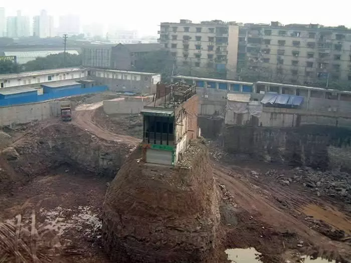 給3000萬也不搬!20位世界「超頑強釘子戶」最扯直接住機場 建商不爽「放出大絕招」逼他們投降 -