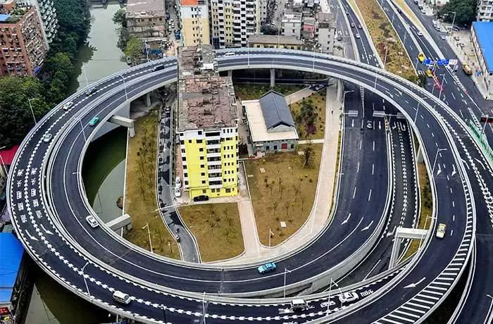 給3000萬也不搬!20位世界「超頑強釘子戶」最扯直接住機場 建商不爽「放出大絕招」逼他們投降 -