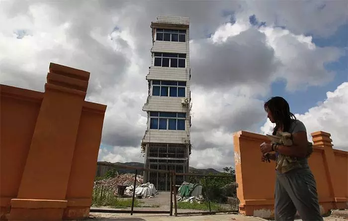 給3000萬也不搬!20位世界「超頑強釘子戶」最扯直接住機場 建商不爽「放出大絕招」逼他們投降 -