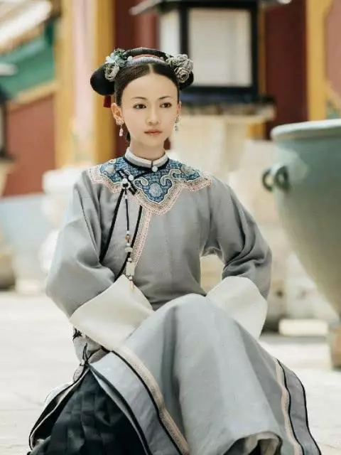 《延禧》「魏瓔珞」吳謹言暴瘦後機場照曝光,身材臃腫筷子腿,網友:身材瘦得像魯豫