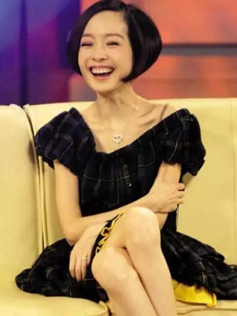 《延禧》「魏瓔珞」吳謹言暴瘦後機場照曝光,身材臃腫筷子腿,網友:身材瘦得像魯豫