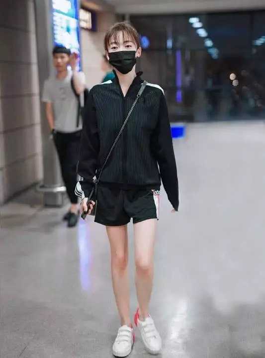《延禧》「魏瓔珞」吳謹言暴瘦後機場照曝光,身材臃腫筷子腿,網友:身材瘦得像魯豫