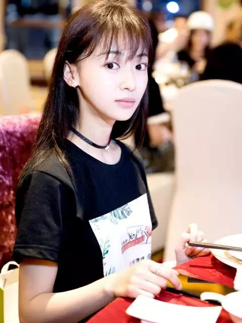 《延禧》「魏瓔珞」吳謹言暴瘦後機場照曝光,身材臃腫筷子腿,網友:身材瘦得像魯豫