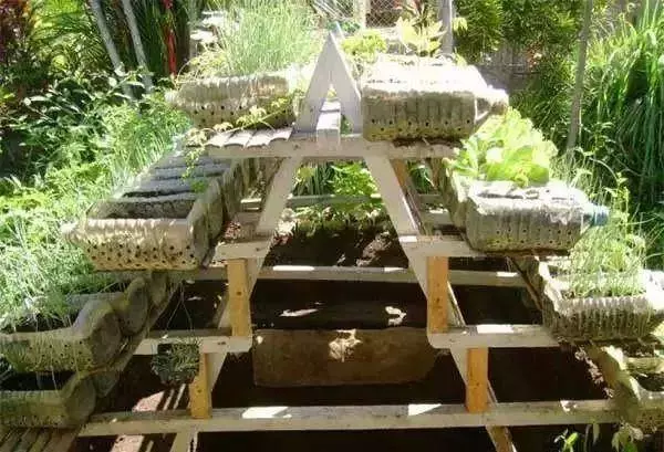 空油桶不要扔,在家就能吃到自己種的新鮮蔬菜,網友這樣剪上兩刀, 就能變成種菜神器