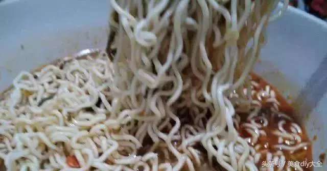 在方便麵公司工作多年的師傅教你這樣泡泡麵,以前泡麵白吃了~
