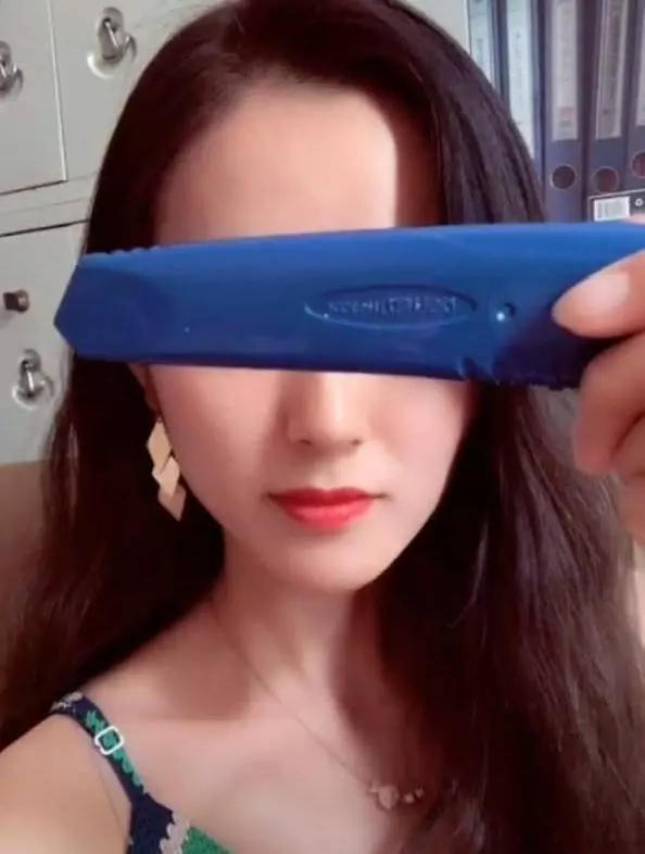 小姐姐顏值超正,直到她露出眼睛時,網友:一眼毀所有,打擾了!