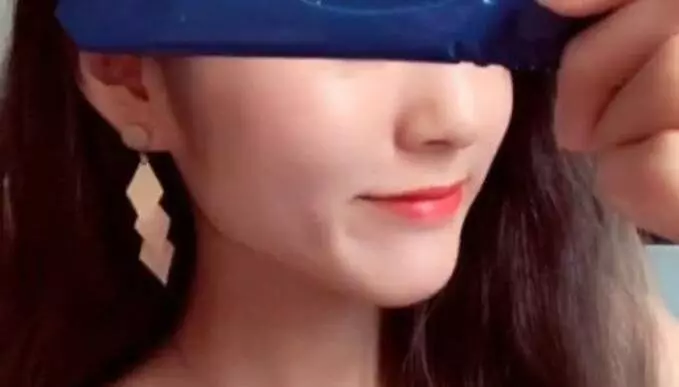 小姐姐顏值超正,直到她露出眼睛時,網友:一眼毀所有,打擾了!