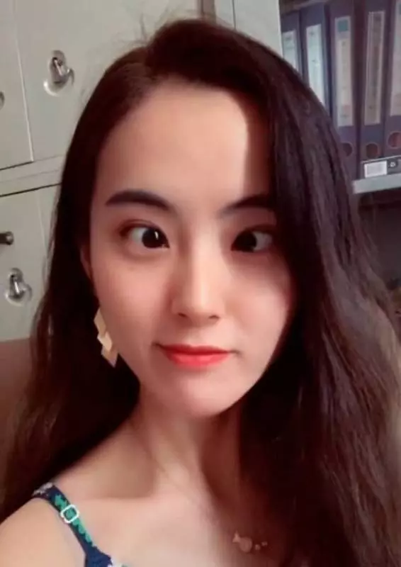 小姐姐顏值超正,直到她露出眼睛時,網友:一眼毀所有,打擾了!