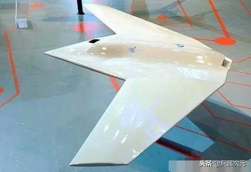 世界大飛翼無人機露臉!中國版B2亮相珠海航展,重量高達13噸,夠先進!