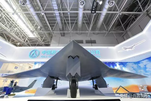 世界大飛翼無人機露臉!中國版B2亮相珠海航展,重量高達13噸,夠先進!