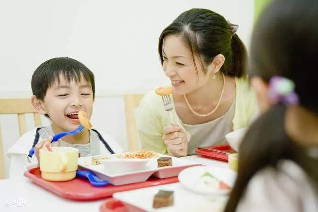 孩子不想吃飯是強行餵飯還是隨他去?看了這篇文章你就知道了