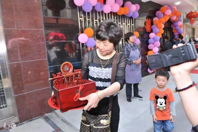 岳母交待我結婚當天開卡車運嫁妝,看到那些嫁妝,我的表情比哭難看