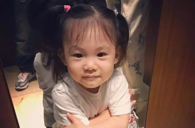 陳冠希兩歲女兒近照曝光,長這般模樣,難怪陳冠希把她當成寶