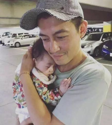 陳冠希兩歲女兒近照曝光,長這般模樣,難怪陳冠希把她當成寶