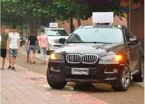 富二代開3輛豪車表白校花,直接抱進豪車,網友:有這車我也行