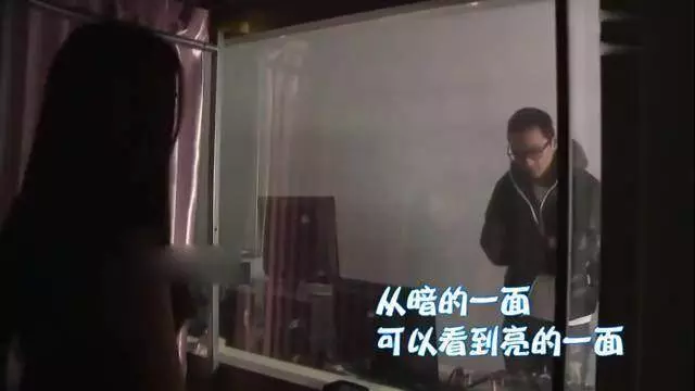 住酒店時看到 【這種鏡子】敲一敲,請立刻逃離並報警,有「玄機」!