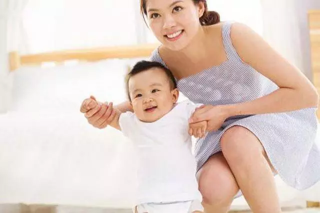 小寶寶過了這個月份,就要幫他打開拳頭了,對大腦發育很重要