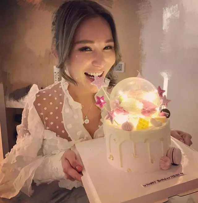 娛樂大亨洗米華為老婆舉辦生日宴,親手戴千萬項鍊畫面寵溺