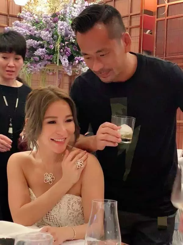 娛樂大亨洗米華為老婆舉辦生日宴,親手戴千萬項鍊畫面寵溺