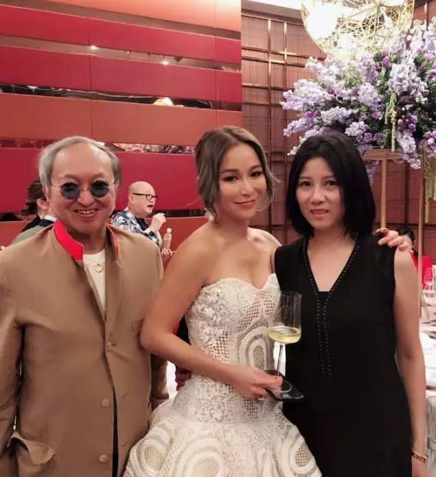 娛樂大亨洗米華為老婆舉辦生日宴,親手戴千萬項鍊畫面寵溺