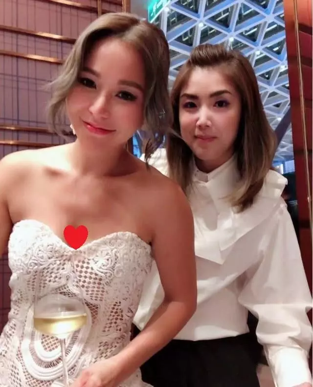 娛樂大亨洗米華為老婆舉辦生日宴,親手戴千萬項鍊畫面寵溺