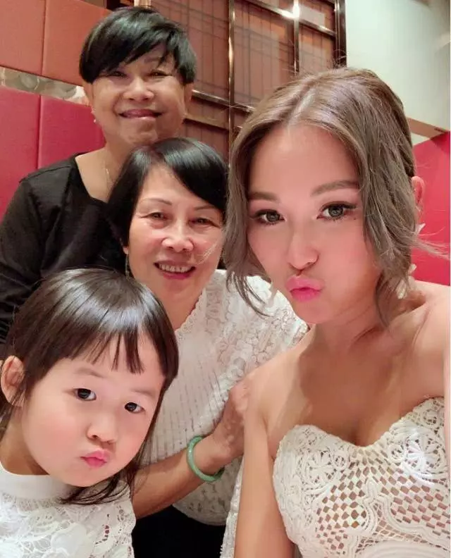 娛樂大亨洗米華為老婆舉辦生日宴,親手戴千萬項鍊畫面寵溺