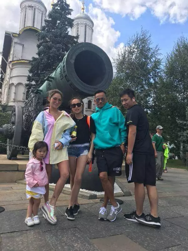 娛樂大亨洗米華為老婆舉辦生日宴,親手戴千萬項鍊畫面寵溺