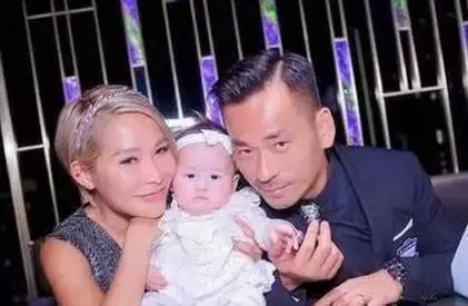 娛樂大亨洗米華為老婆舉辦生日宴,親手戴千萬項鍊畫面寵溺