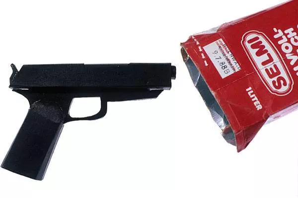 12個囚犯製作來逃獄的【DIY逃獄工具】 看完後你會發現囚犯們根本就是一群墮落的天才
