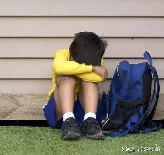 違規被攔,媽媽扔下3歲娃就跑:不是親生,扔就扔了!