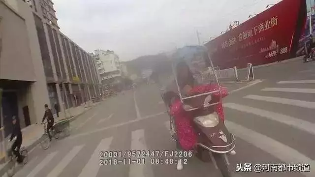 違規被攔,媽媽扔下3歲娃就跑:不是親生,扔就扔了!