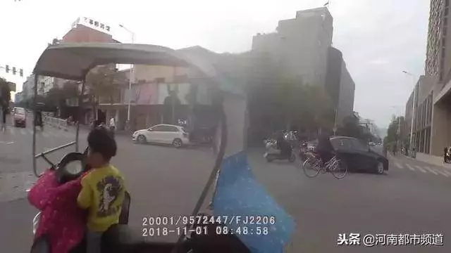 違規被攔,媽媽扔下3歲娃就跑:不是親生,扔就扔了!