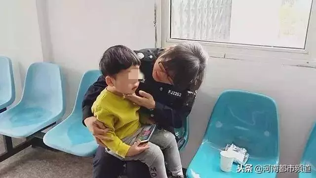 違規被攔,媽媽扔下3歲娃就跑:不是親生,扔就扔了!