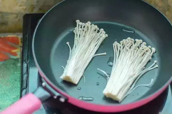 金針菇和雞蛋神搭配!這麼做出來的美食絕對好吃!