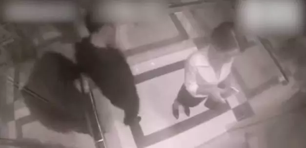 他在電梯里緊貼女子想伸咸豬手,沒想到衰遇拳王女子 網友:三下KO對方,爽
