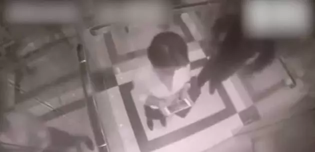 他在電梯里緊貼女子想伸咸豬手,沒想到衰遇拳王女子 網友:三下KO對方,爽