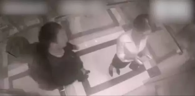 他在電梯里緊貼女子想伸咸豬手,沒想到衰遇拳王女子 網友:三下KO對方,爽