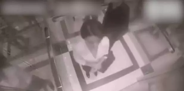 他在電梯里緊貼女子想伸咸豬手,沒想到衰遇拳王女子 網友:三下KO對方,爽