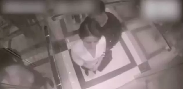他在電梯里緊貼女子想伸咸豬手,沒想到衰遇拳王女子 網友:三下KO對方,爽