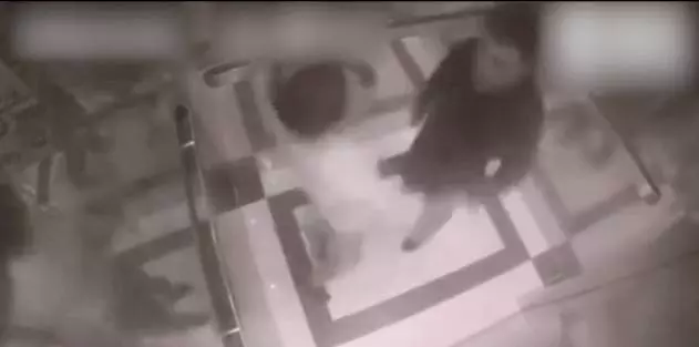 他在電梯里緊貼女子想伸咸豬手,沒想到衰遇拳王女子 網友:三下KO對方,爽